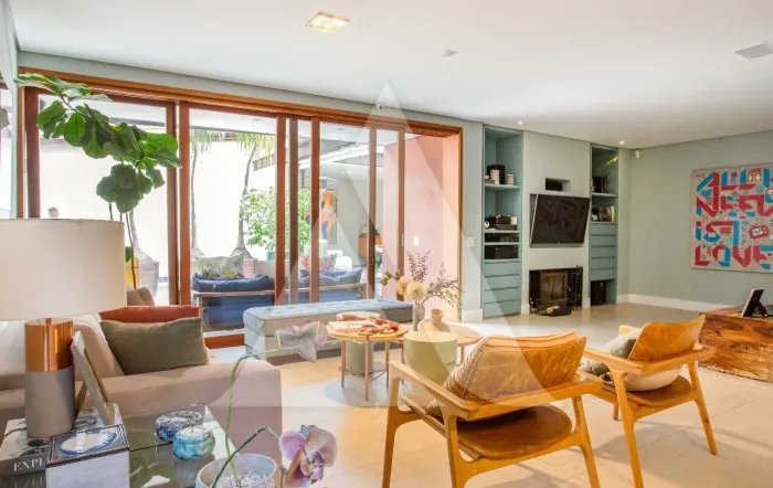 Casa reformada, com área externa linda e planta agradável para viver no melhor do Jardim P