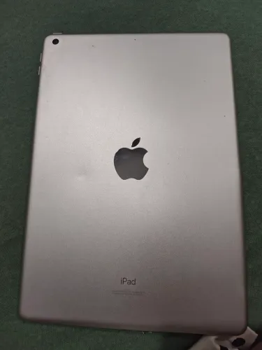 iPad 9°geração para retirada de peças, carcaça está torta e vidros quebrados.icloud removi