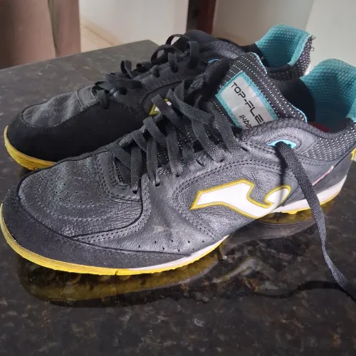 Chuteira n. 39 Joma super conservada cor preto e detalhes