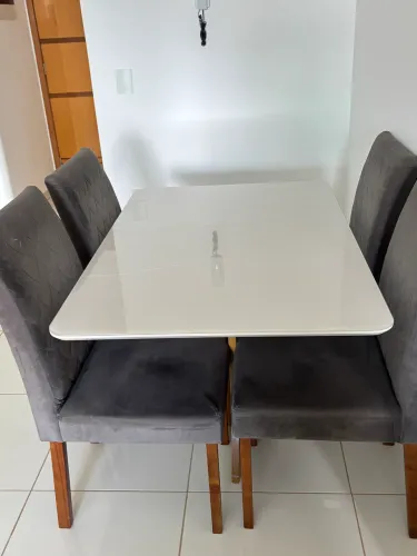 Vende-se mesa