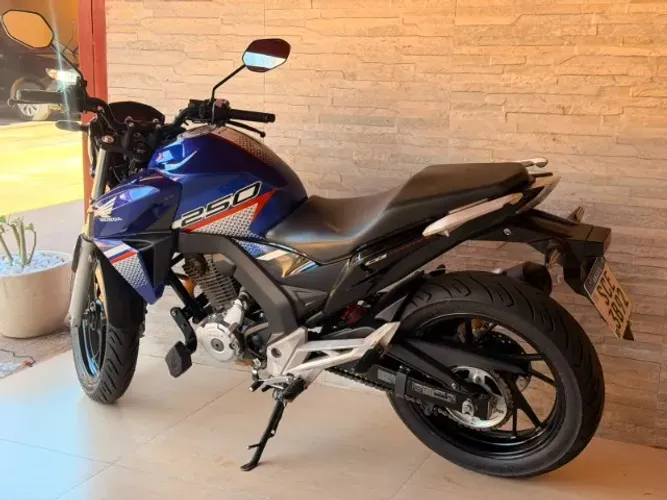 HONDA CB TWISTER 2022 - UNICA DONA 