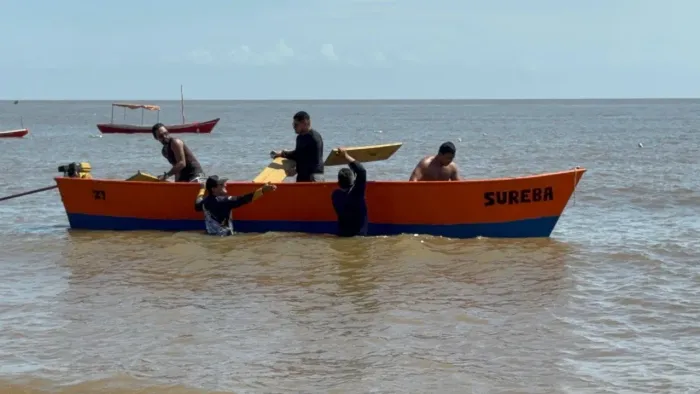 Barco de pesca pouco uso
