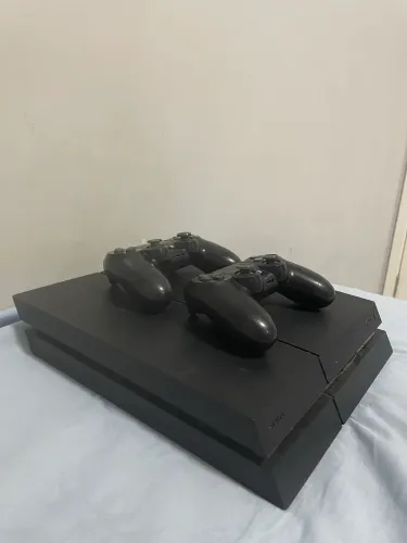 Ps4 Fat com acompanhamento de 3 Mega Jogos
