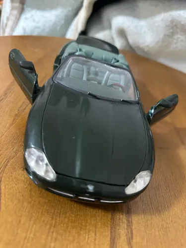 Jaguar XK8 1/18
