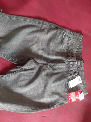 Calça jeans, número 42,mas veste 44 também, nova,com etiqueta 