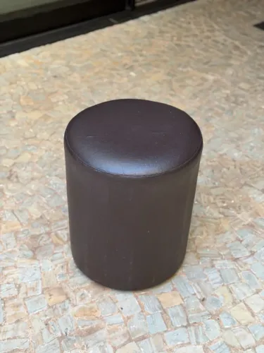 Puff cilíndrico marrom de corino