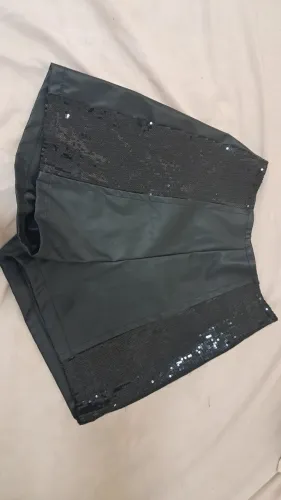 Short couro fake com detalhes em paetê