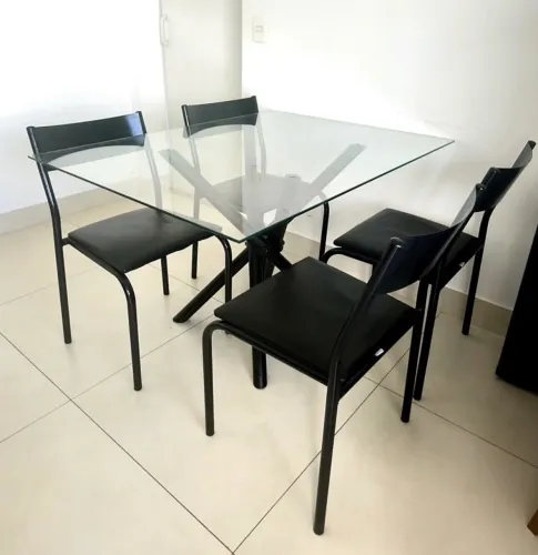 Mesa de vidro com 4 cadeiras