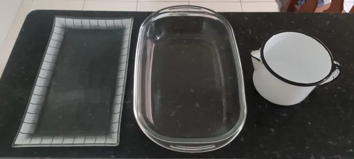 Travessa de vidro, bandeja e leiteira