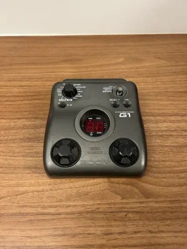 Pedaleira de efeitos Zoom G1 para guitarra