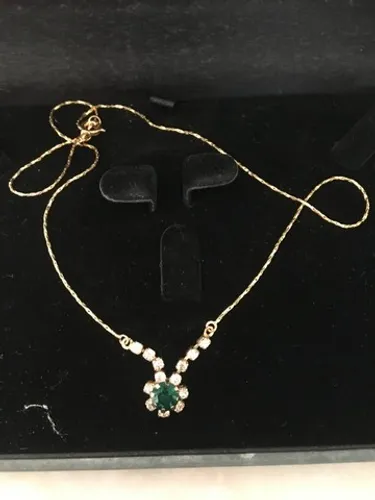 colar dourado com pedraria lindíssimo!