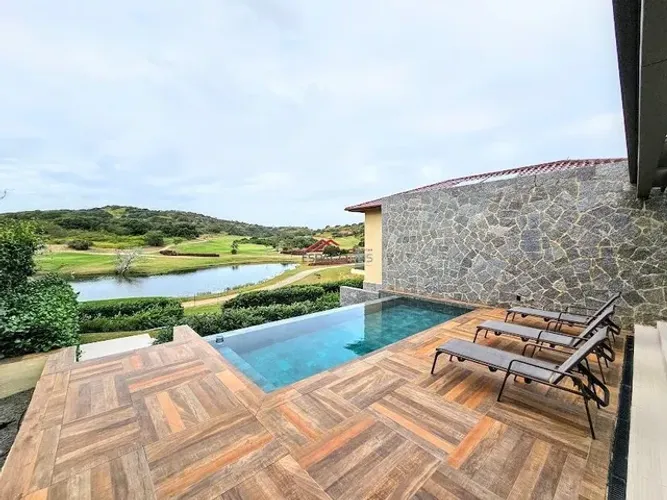Casa de Condomínio 5 suites frente golfe Aretê.
