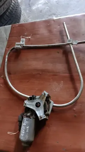 Máquina de vidro elétrico Clio Argentino, dianteira direita.