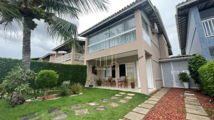 Excelente casa em condomínio fechado com três suítes e espaço gourmet a venda na Praia do
