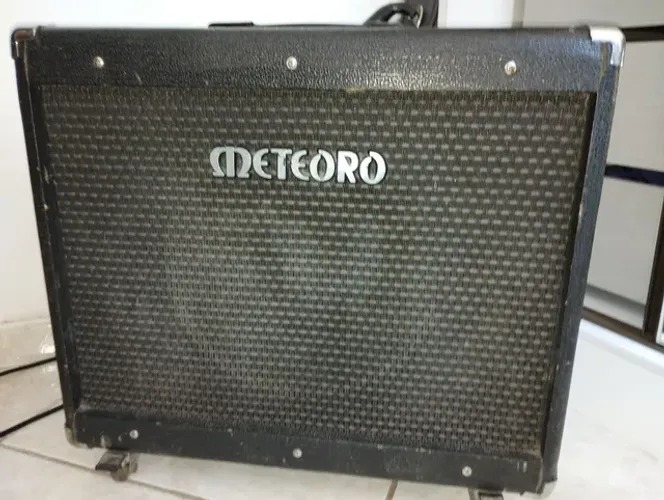 Amplificador valvulado mgv30 meteoro com Celestion V30 Vintage Gold original 