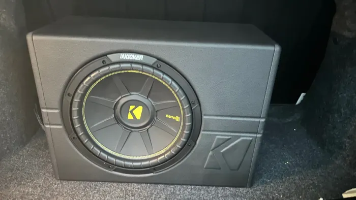 Subwoofer Kicker 12? com caixa selada