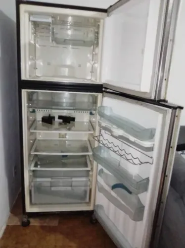 VEND_ SE UMA GELADEIRA DUPLEX INOX COM ÁGUA NA PORTA 
