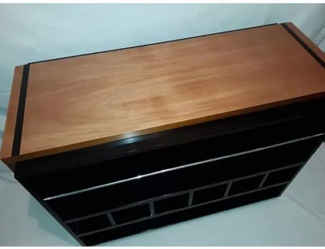 Móvel de madeira c/ adega - detalhe em laminado preto