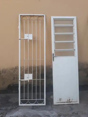 Grade e porta em ferro fundido