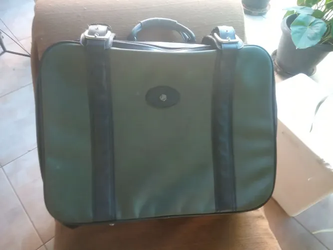 Mala de Viagem com Detalhes Pretos
