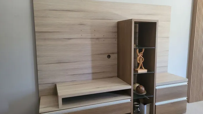 Painel para TV em mdf , de marcenaria boa. Brinde forno eletrico. Sem os elem. decorativos