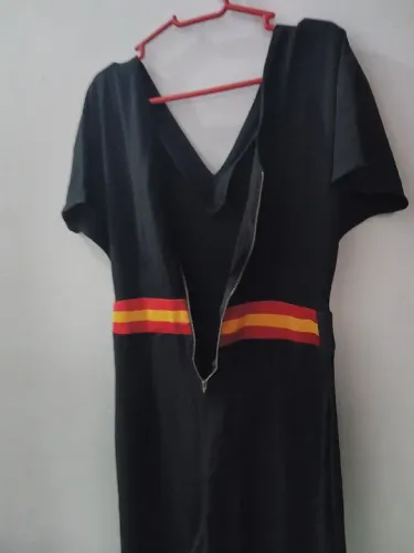 Macacão preto com detalhes em vermelho e amarelo