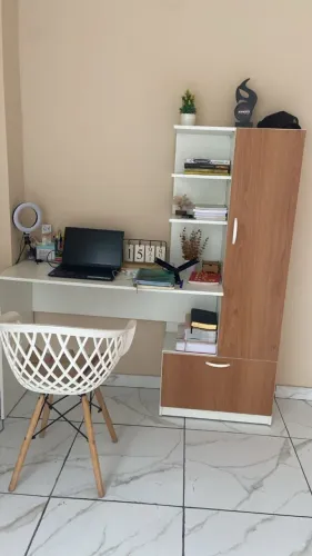 Mesa com estante com porta amadeirada em mdf para estudos
