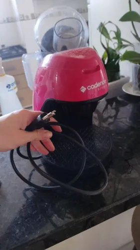 Cafeteira preta com vermelho 