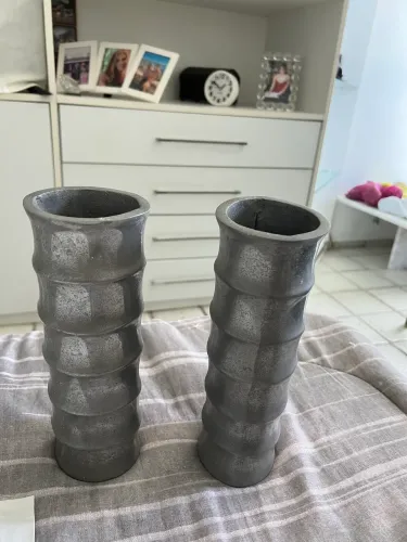 Um par de jarros para flores