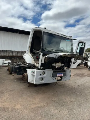 Caminhão Ford Cargo 1319 para retirada de peças