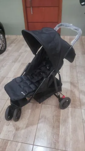 Carrinho de Bebê Compacto e Prático