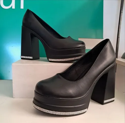 Salto Alto Preto CUCCOO com detalhes em strass