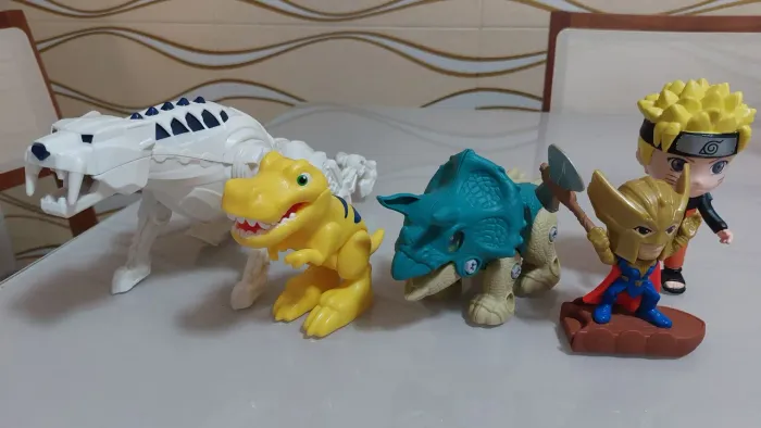 Kit bonecos Naruto, Thor, dinossauros e tigre branco