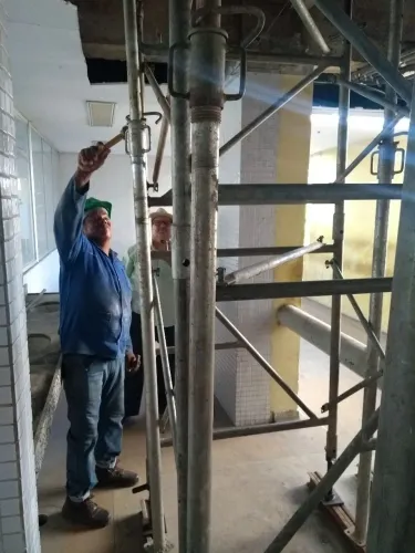 Escoramento metálico com torres