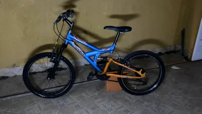 Vendo bicicleta full suspension aro 20!( ótima para iniciar nó downhill)