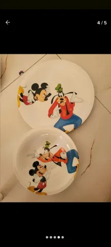 Planeta Deagostini Disney Dois Pratos 1 Raso 1 Fundo mickey e pateta