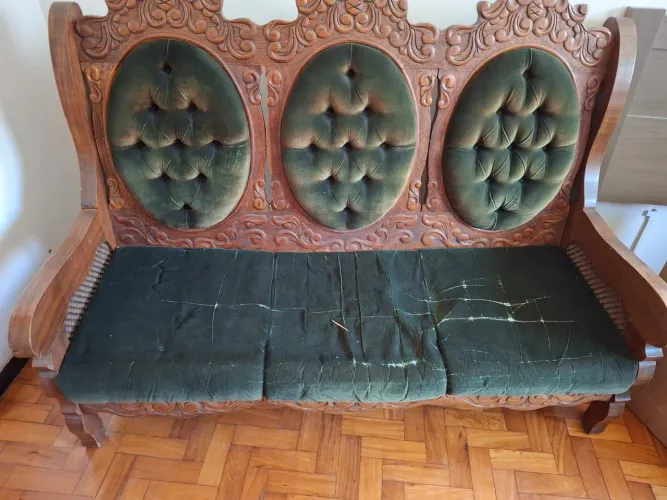 Sofá antigo em madeira jacarandá, uma mesa de centro e de canto