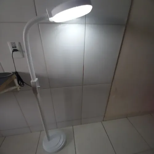 Luminária de Chão com LED - Iluminação Direcionável