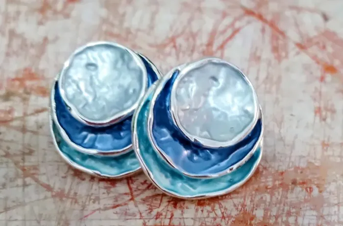 Brinco azul com prateado. Centro RJ.