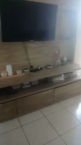 Estante com três gaveto?s 