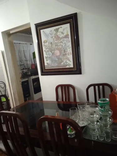 Mesa de madeira com tampo de Vidro e 6 cadeiras cor Mogno Antiguidade