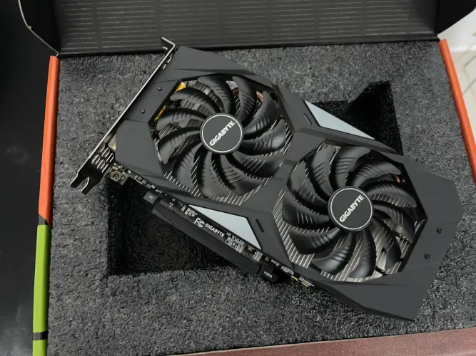 Placa de Vídeo RTX 2060 6GB Gigabyte - Ótimo Estado
