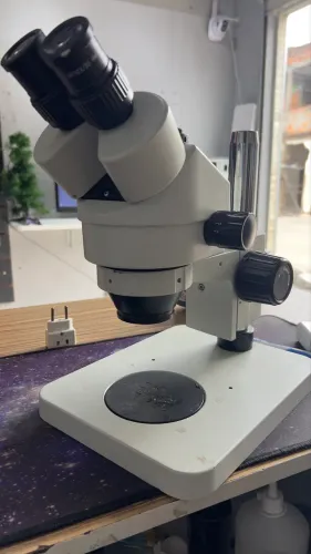 Microscópio profissional 