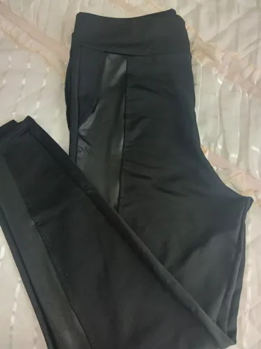 Calça Legging Preta com Detalhe em Couro