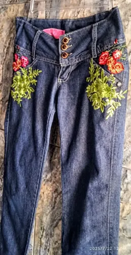 Calça Jeans Feminina Bordada com Flores