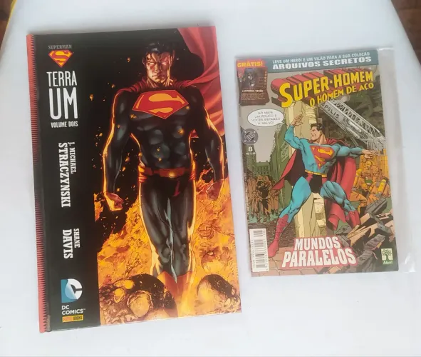 Kit 2 Superman Terra UM - Vol 2 - Capa Dura + Gibi Super Homem Mundos Paralelos. Kit com 2