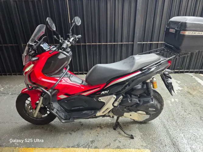 Moto Adv 150, Vermelha, conservada.