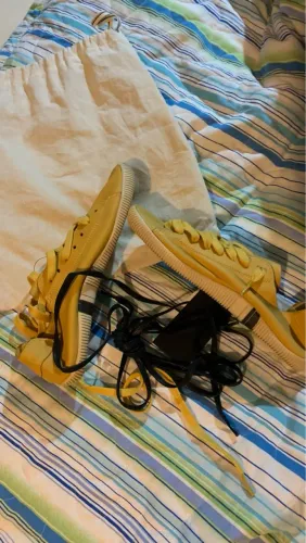 Tênis amarelo com cadarços extras