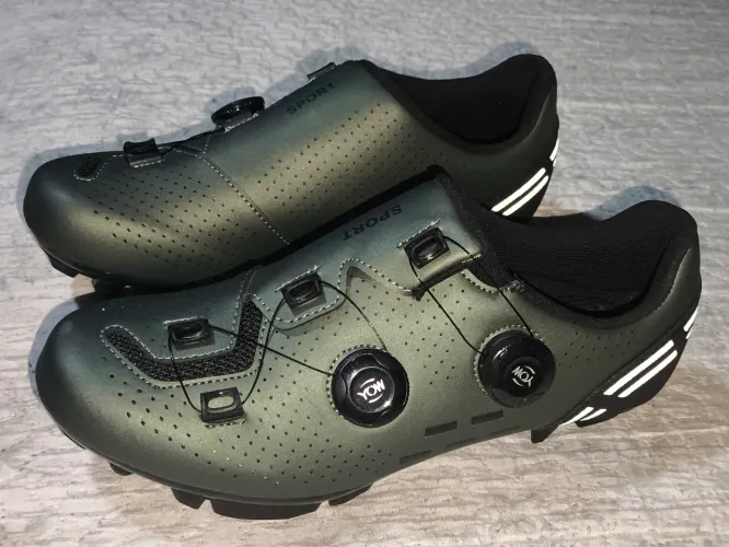 Sapatilha de ciclismo com travas