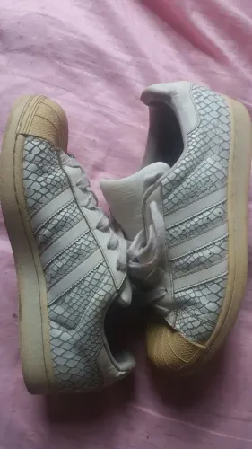 Tênis Adidas superstar crocodilo print couro